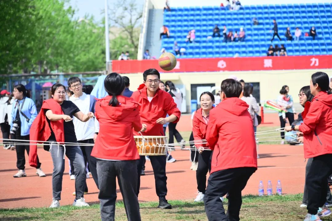 现场观感篮球比赛，体育馆气氛热烈，运动健儿激战澎湃