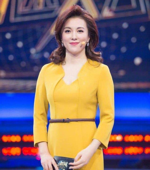 世界杯转播现场神秘事件：异常声响与女主持身份之谜